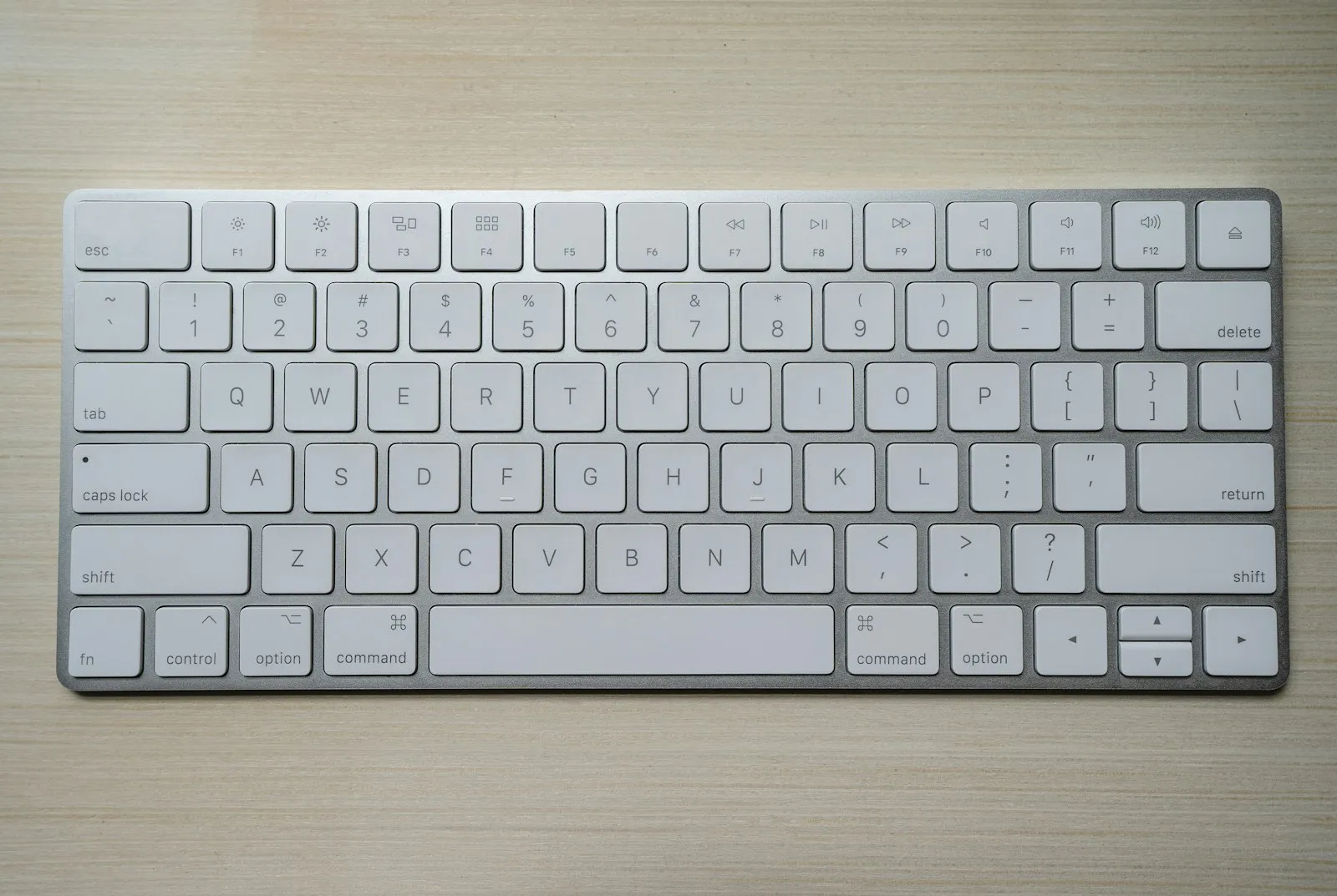 木桌上的白色鍵盤